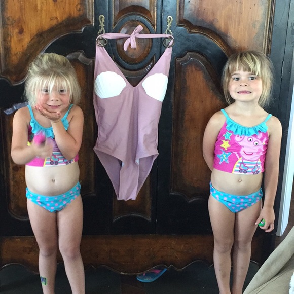 Gorgeous -One piece- shell bathing suit - Picture 6 of 7